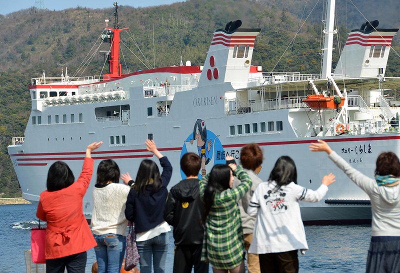 本州からフェリーで3時間かかる海士町は周囲は89km程の島。自然豊かで、歴史も深い。 隠岐が遠流の地と定められた時代には、海士町でも多くの政治犯や貴族を受け入れ、中でも鎌倉時代に承久の乱に敗れた後鳥羽上皇は、この島で19年間すごし、多くの和歌を詠んだ。