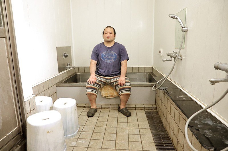Los luchadores van a bañarse de tres en tres. El veterano Maenofuji nos muestra el baño.