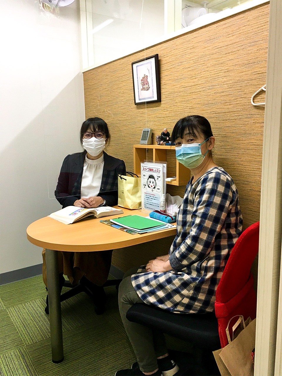 母親が台湾からの引き揚げ者の「湾生」でもあった小川真寿美さん（右）。家族の影響で台湾旅行した後、徐々に台湾華語に魅了されたという