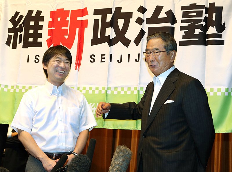自らが代表を務める「大阪維新の会」の「維新政治塾」の入塾式を終え、笑顔で記者の質問に答える橋下徹大阪市長（左）と石原慎太郎東京都知事（2012年06月23日、写真＝時事）