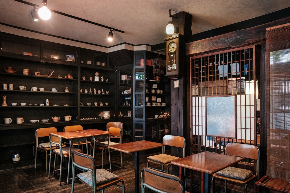 柱子上的挂钟见证着这家店的历史变迁