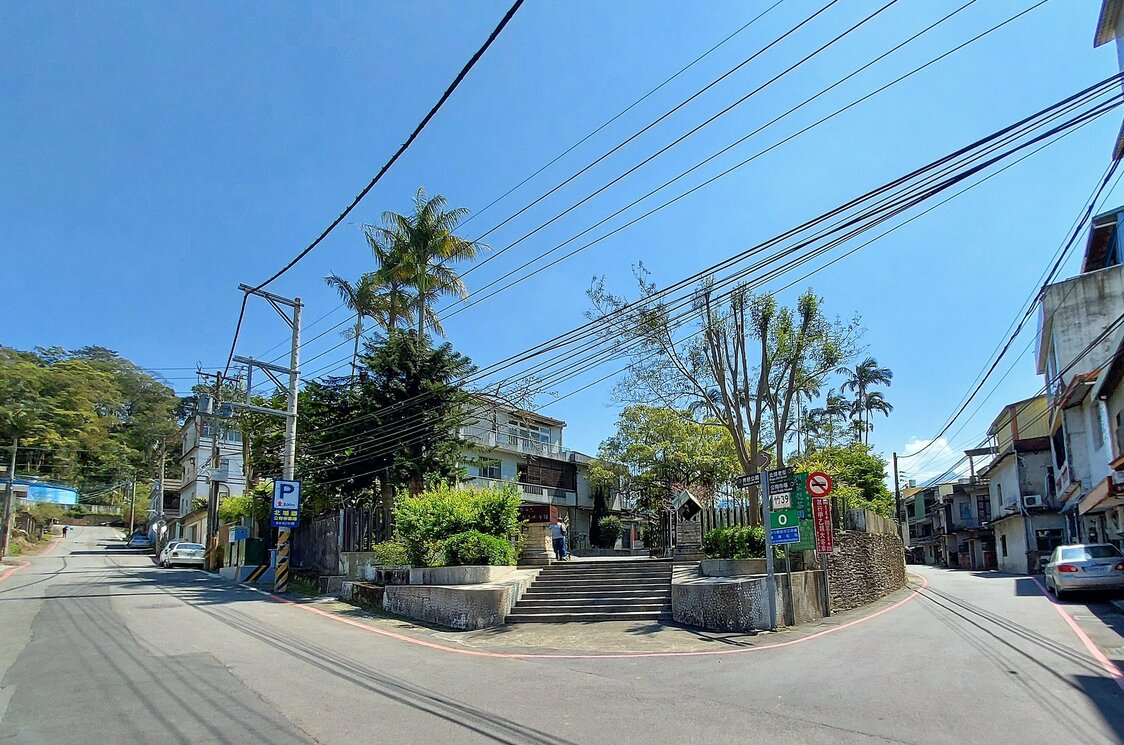 舊世源醫院的建築。「鄧南光影像紀念館」前的Y字路。
