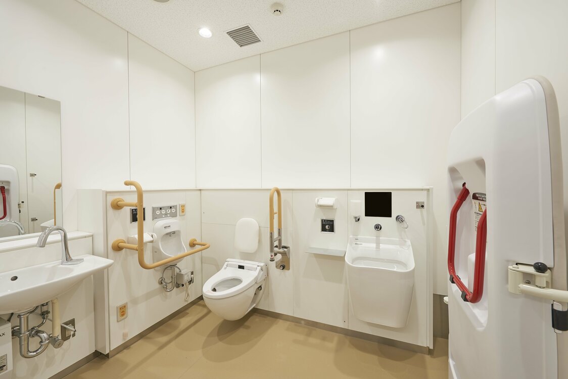 Les toilettes pour fauteuils roulants sont disponibles pour droitiers et pour gauchers. Ici, un modèle pour droitier. (Photo avec l’aimable autorisation du Japan Sport Council)