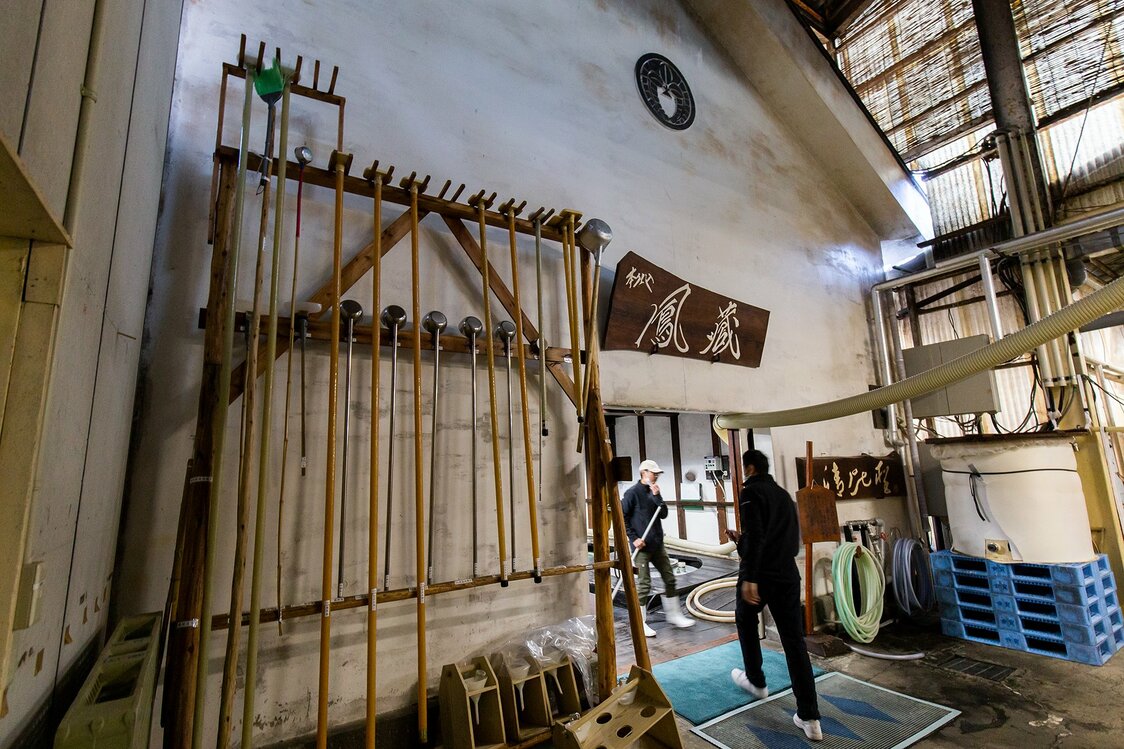 先代・穏光（やすみつ）さんが建てた仕込み蔵の「鳳蔵」