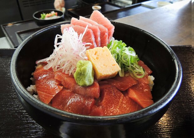 トロも盛られたマグロ丼は、ボリューム満点 写真=筆者提供