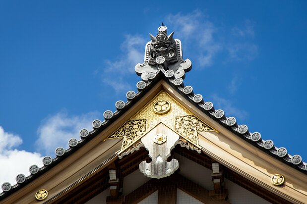The Tokugawa family crest with its iconic three hollyhock leaves is visible under the ogre-faced onigawara tiles on the roof of the Ankokuden.