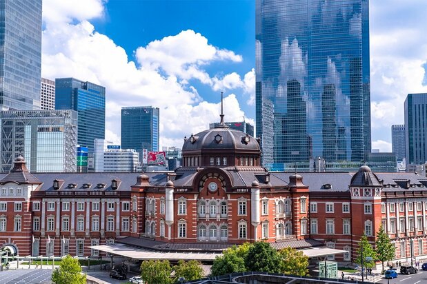 东京站优雅的红砖建筑使其成为一个人气旅游景点(© Pixta)