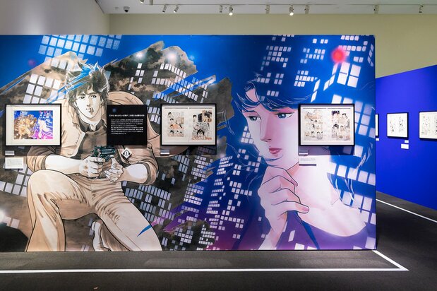 La exposición continúa con las preciadas páginas originales del primer episodio y las ilustraciones a color de la pared.