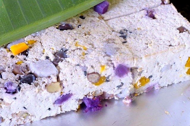 Tofu relleno de flores comestibles a la venta en un mercado orgánico de la ciudad tailandesa de Chiang Mai (imagen cortesía de Kudō Shiori).