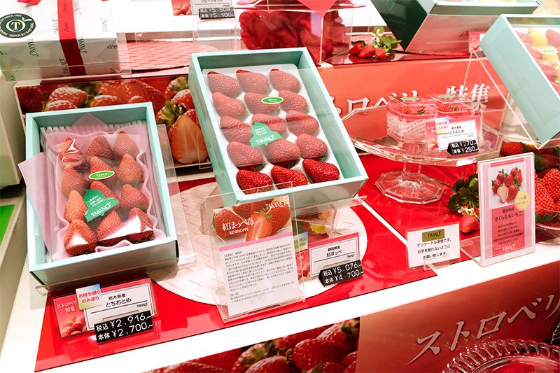 新宿高野の店頭で飾られるとちおとめ（左）と紅ほっぺ（中央）