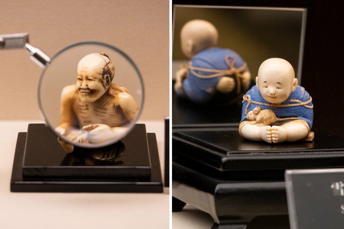 ルーペや鏡を使用し、細部や裏側まで観賞できるように展示してある。左はユニークな表情の『草鞋（わらじ）を編む人物』、右は逸話を題材にした『雪舟』