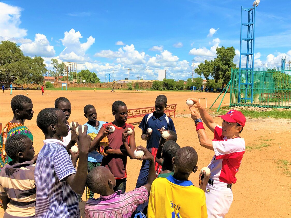Playing with rubber balls, typically the first kind of balls children in in South Sudan encounter. (Courtesy Tomonari Shin’ya)