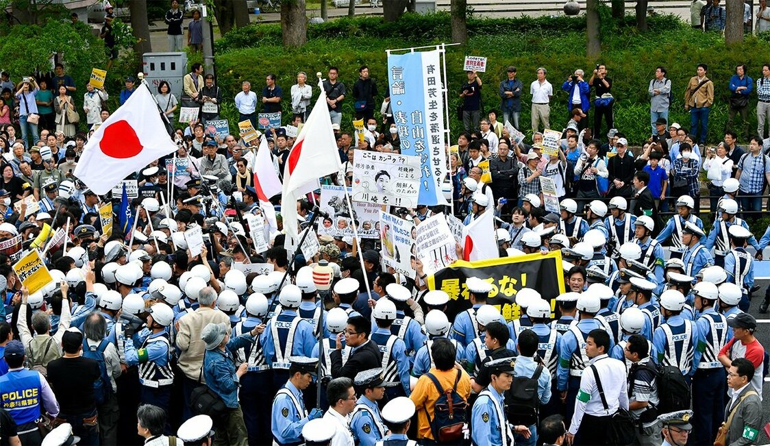 川崎市中原区で予定されたヘイトデモは反対する市民に取り囲まれ、中止となった（2016年6月、時事通信）