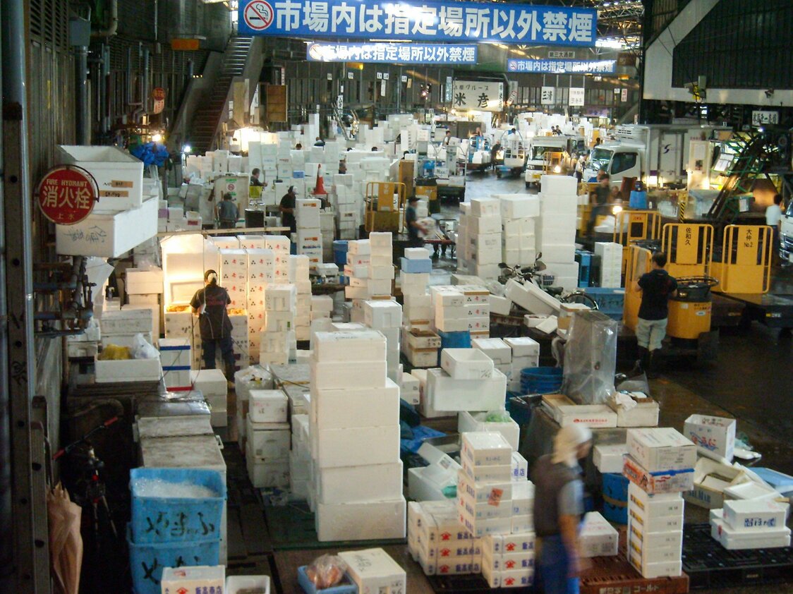 En el antiguo mercado de Tsukiji la mercancía llegaba de madrugada y se vendía en dinámicas subastas. Fotografía tomada por el autor del artículo.
