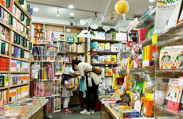 今野書店の店内にて