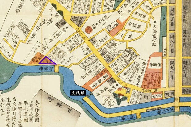 尾張屋版『江戸切絵図』(国会図書館蔵、1853年刊)の「雑司ヶ谷音羽絵図」から、関口近辺を切り抜いた。紫の枠で囲った水神別当(洞雲寺)の敷地に芭蕉庵があった。現在の駒塚橋は、関口芭蕉庵の西側に架け替えられたため、写真の方には写り込んでいる