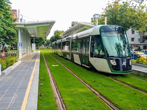 教室の近くを走る高雄の路面電車、高雄環狀輕軌(ライトレール)。第2段階区間は2021年1月12日に開通した。(2021年9月)