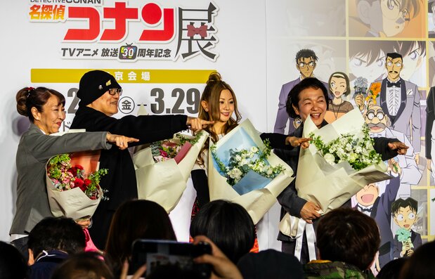 Ceremonia conmemorativa de inauguración. De izquierda a derecha: la actriz de voz de Conan, Takayama Minami; el autor Aoyama; la cantante Kuraki Mai, quien ha interpretado la mayor cantidad de temas musicales; y Yamaguchi Kappei, la voz de Shin’ichi. (© Aoyama Gōshō / Shōgakukan, Yomiuri TV, TMS 1996.)
