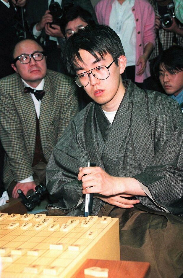 1996年、羽生善治（現・九段）は第45期王将戦に勝利し、当時の将棋界の7タイトルを独占した（1996年2月14日、山口県豊浦町）時事