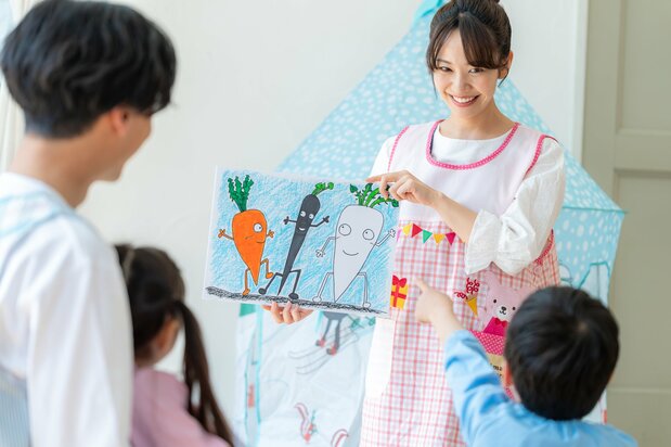 Le kamishibai est souvent pratiqué dans les écoles maternelles du Japon. (Pixta)