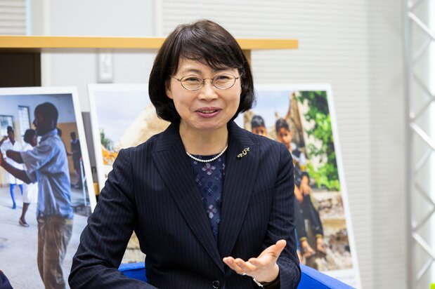 AARの地雷除去活動について説明する同理事長・長有紀枝氏