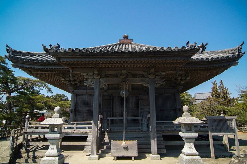 Le Godai-dô, un temple dressé sur une petite île accessible par un pont de bois