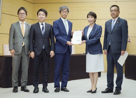 日本維新の会の柴田巧幹事長（中央）からエネルギー・物価高対策に関する提言書を受け取る高市早苗首相（右から２人目）＝２８日午後、首相官邸