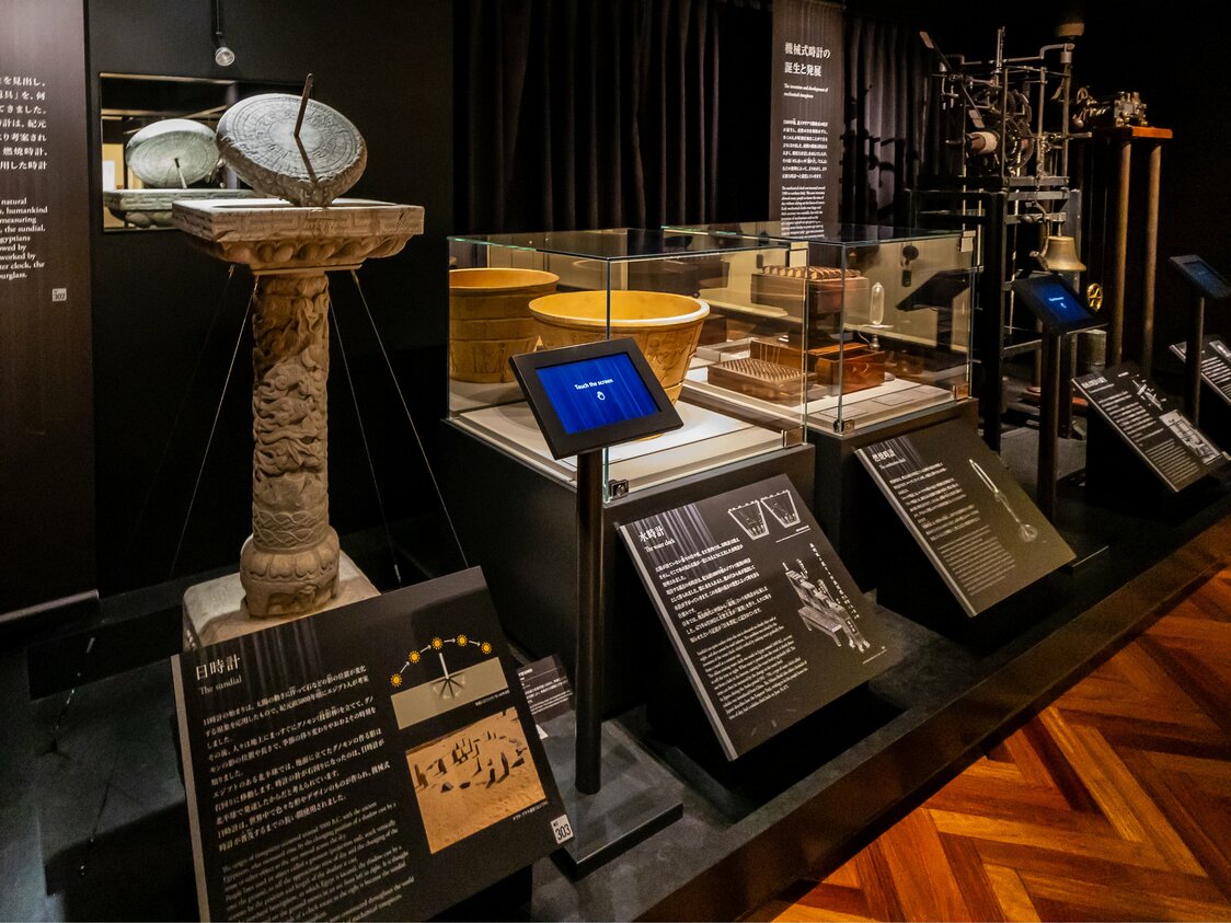 日晷（展示品為1700年代的物品）與初期鐘擺式塔鐘