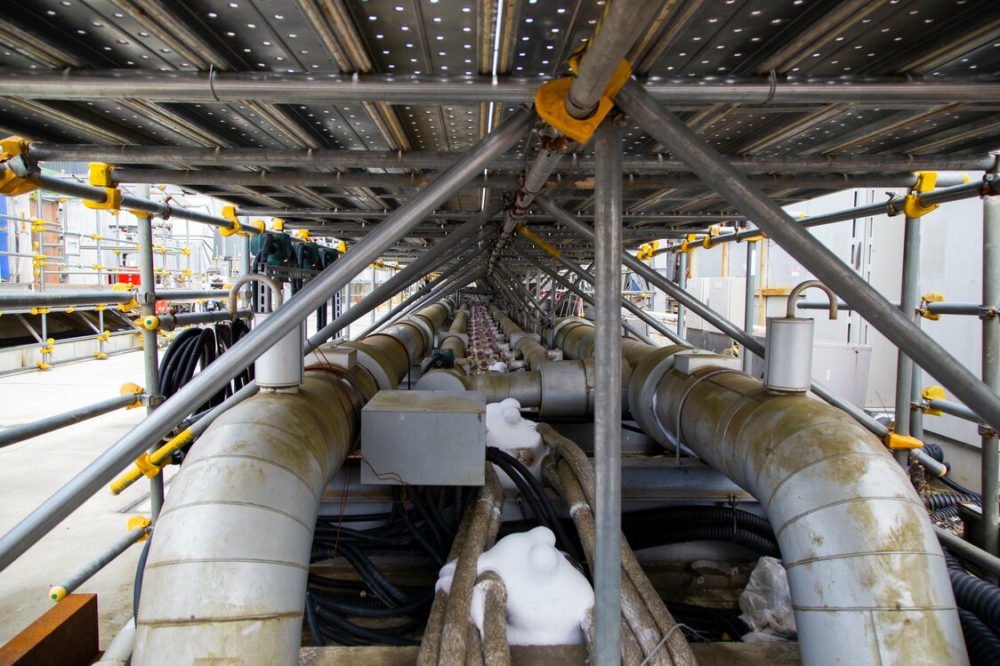 1～4号機を取り囲むように「凍土遮水壁」が設けられている。パイプ内にはマイナス30度の冷媒があり、土を凍らせて氷の壁を作ることで、山側から海側に向かって流れている地下水をブロックする
