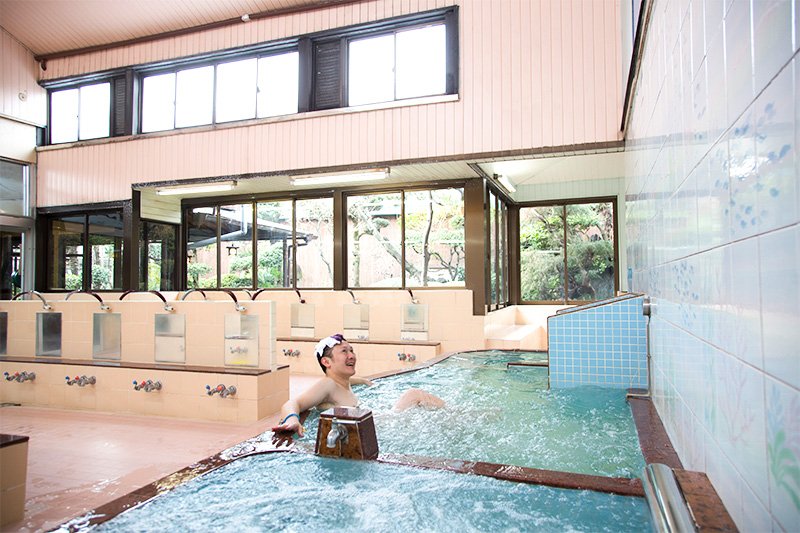 Un momento de relax en la bañera. Cuando el local se llena no debemos olvidar ceder también el lugar a otros clientes