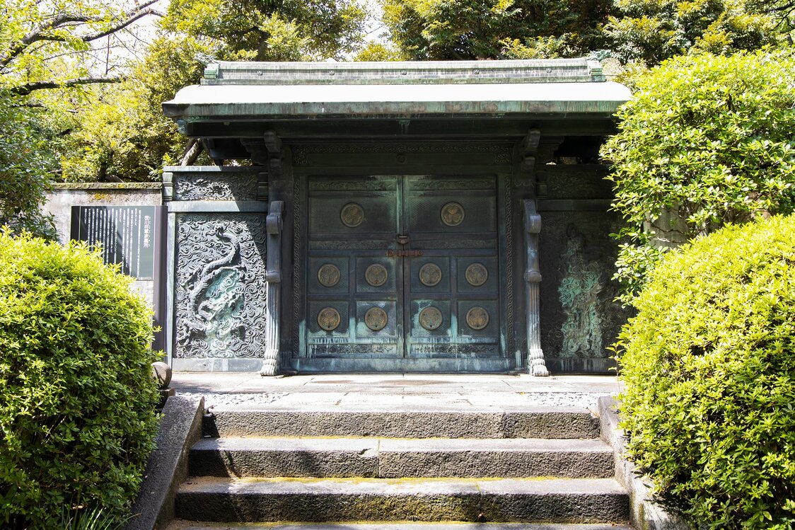 La puerta de bronce Inukimon, entrada al sepulcro de los shogunes Tokugawa. Fue trasladada desde el interior del mausoleo Bunshō-in , en honor de Ienobu, sexto shogun Tokugawa.