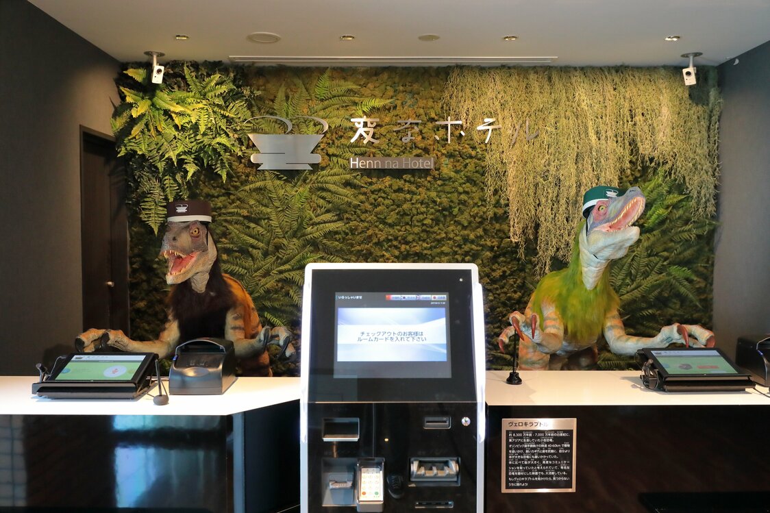 映画「ジュラシックパーク」に登場したヴェロキラプトルがフロントに立つ　写真提供：変なホテル舞浜 東京ベイ