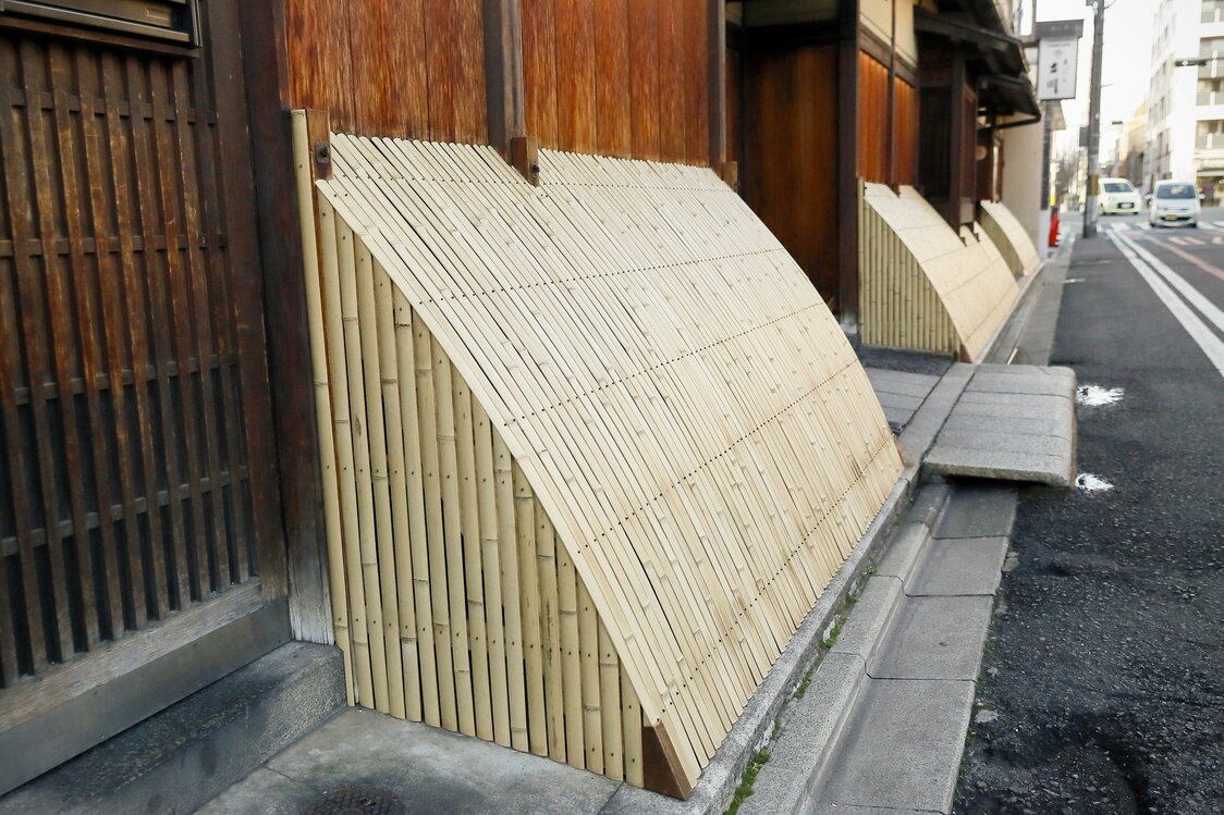 京町家の外観に趣を加える犬矢来だが、ちゃんとした役割がある