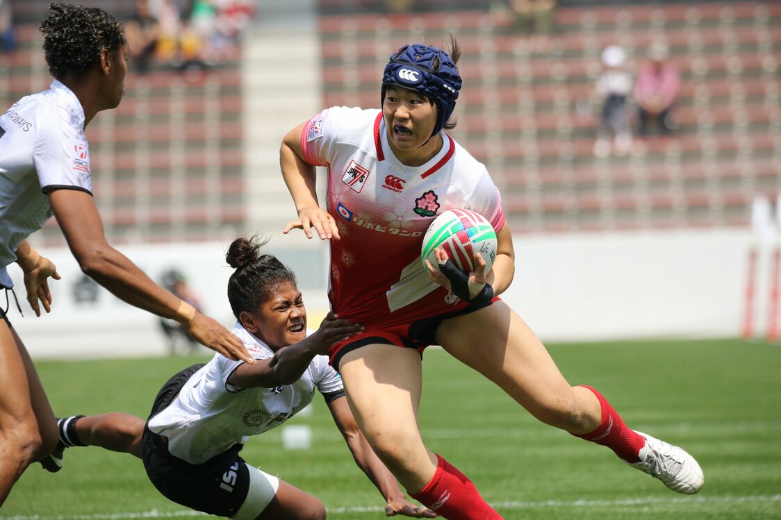 Matsuda Rinka shows off her strength and running skills. (© Ōtomo Nobuhiko)