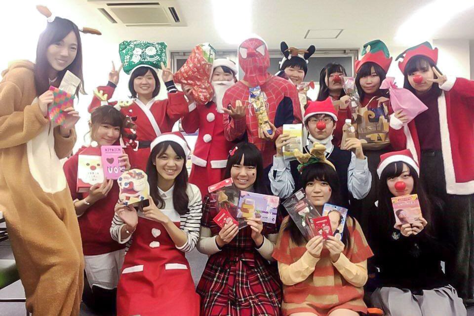 台湾のクリスマスでの恒例行事「プレゼント交換」。日本の台湾華語教室でも実施した。2017年撮影