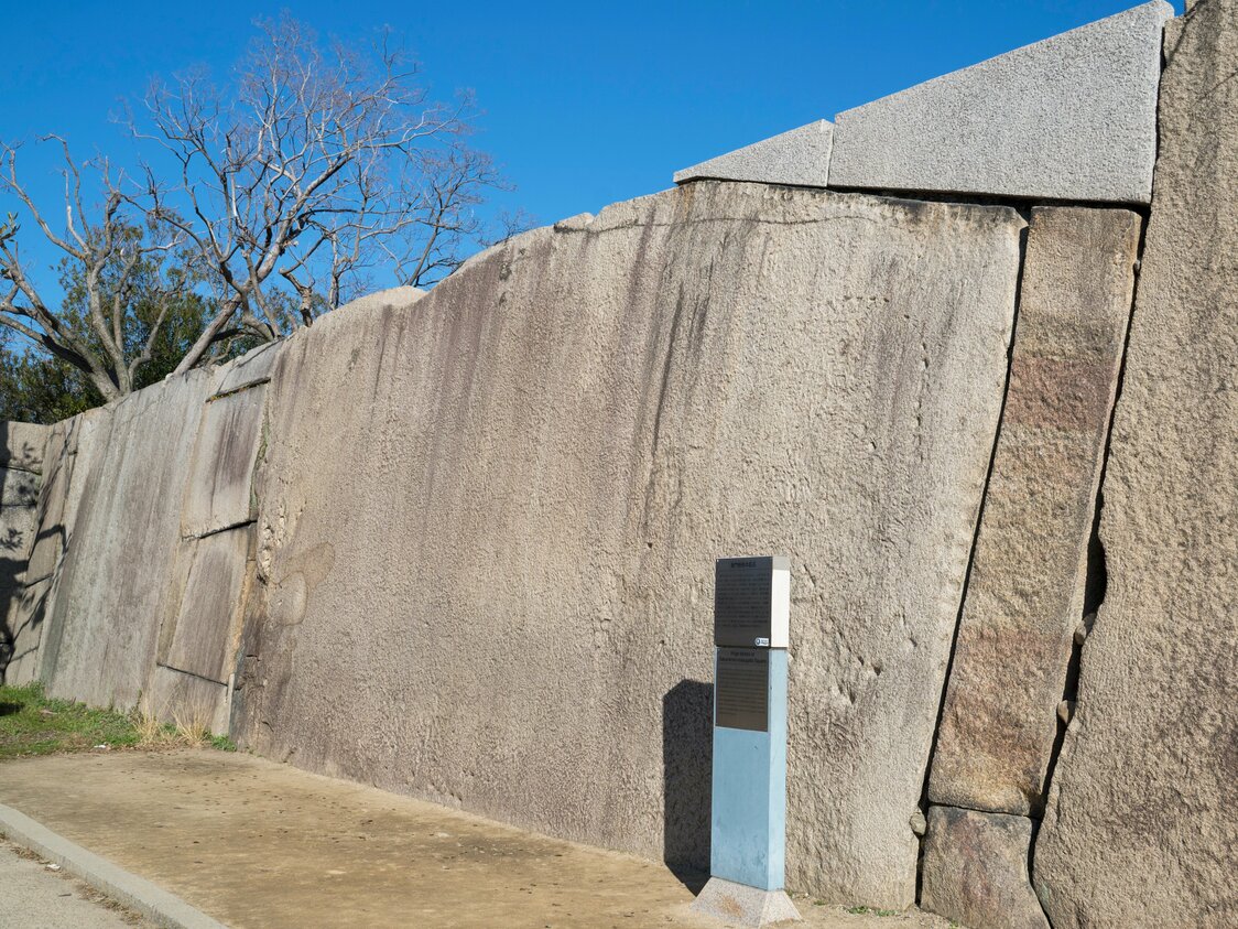本丸正面口の桜門にあった桝形の蛸石
