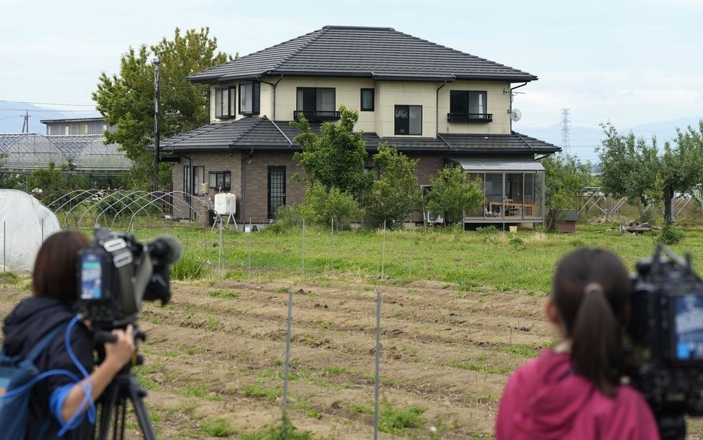 The house in Nakano where the alleged assailant shut himself in following the attack, pictured on May 26, 2023. (© Kyōdō)