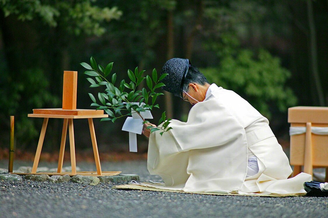 1月7日　昭和天皇祭遥拜。昭和天皇逝世之日在皇宫中举行祭祀，神宫也相应举行遥拜仪式，供奉上手中的红淡比（杨桐）