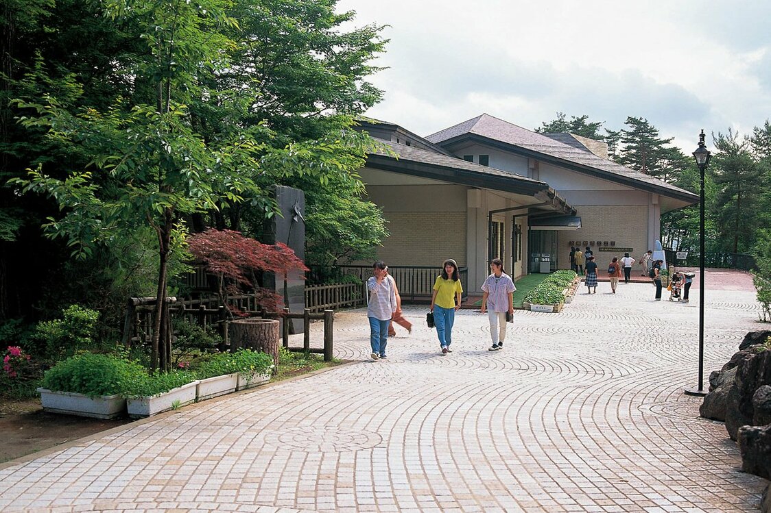 宮沢賢治記念館へ続く石畳の小道　写真提供：（公財）岩手県観光協会