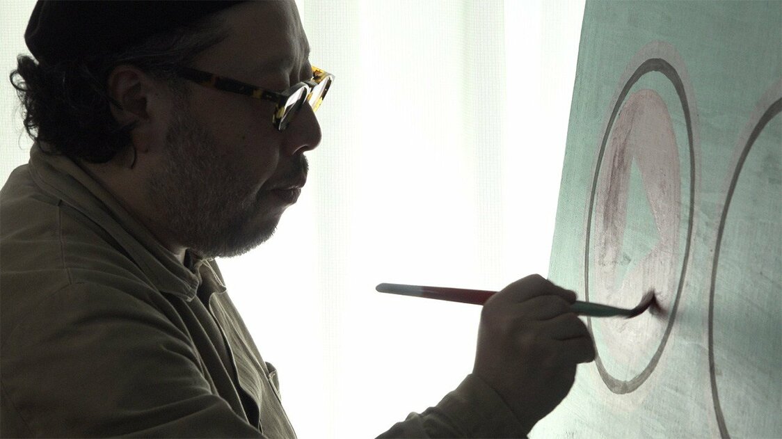 ザ・クロマニヨンズ「クレーンゲーム」のジャケット制作風景。アトリエでキャンバスに自ら絵を描く　©2020「エポックのアトリエ」製作委員会