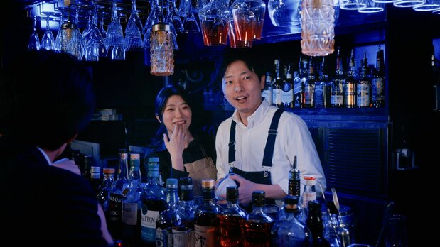 バーのスタッフも成り行きに興味津々 ©『結婚の報告』製作委員会