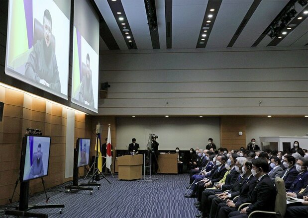 ウクライナのゼレンスキー大統領のオンライン国会演説を聴く国会議員＝2022年3月23日、東京・永田町の衆院議員会館（時事）
