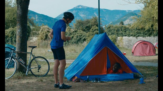 ブラック監督作品にはおなじみの自転車で疾走するシーンも登場 ©2020 – Geko Films – ARTE France