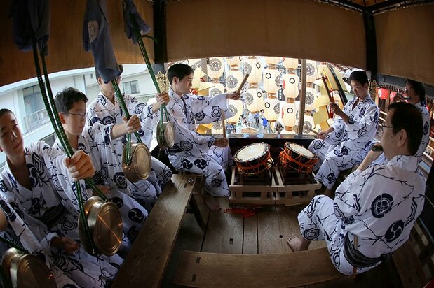 在「山鉾」(一種祭神用的彩車——譯注)上演奏祇園祭的專屬樂曲。為了當天的表演反覆練習