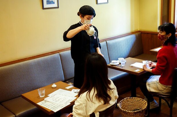 Yoshida Yuka teaching how to pour a perfect tea. Only four students were allowed at once, and social distancing was strictly enforced.