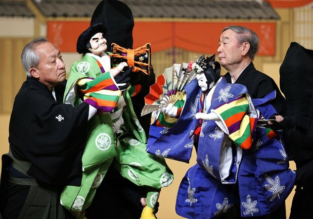 建て替えのため閉場する国立劇場の記念式典で、至芸を披露する文楽の桐竹勘十郎(左)と吉田和生(右)=2023年10月、東京都千代田区(共同)