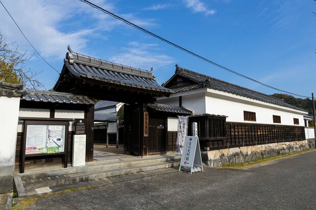 吉川史料馆正门，是建于1793年的“昌明馆附属屋长屋门”，现被列入该市的文化遗产