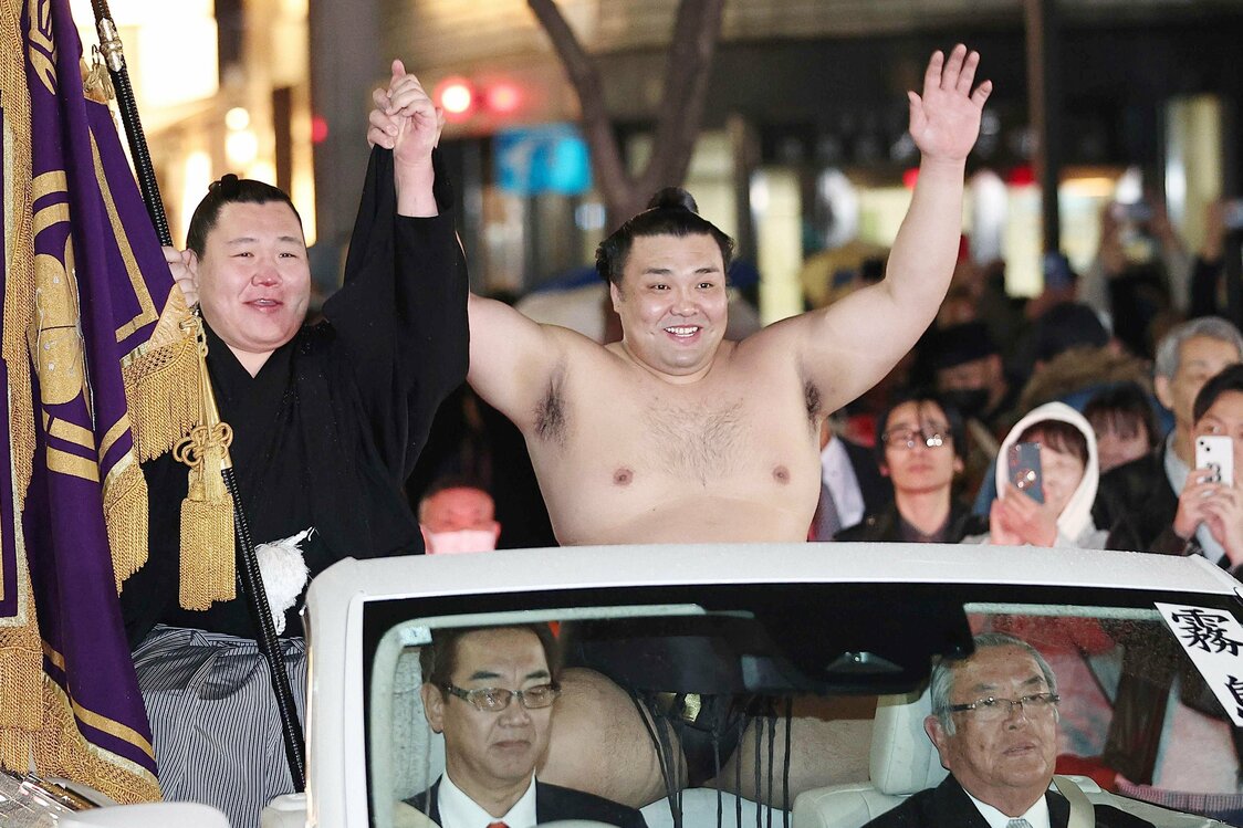 優勝パレードに出発する霧島（右）（3月22日、大阪市内、時事）