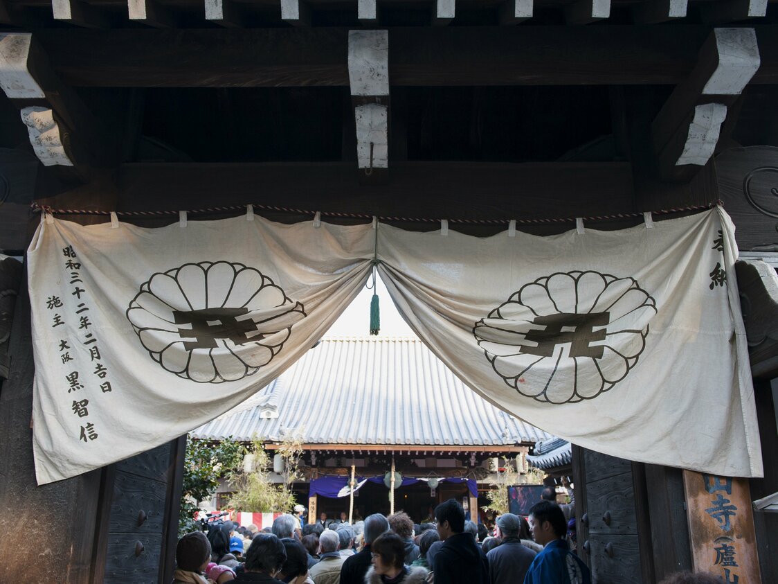 比叡山延暦寺（えんりゃくじ）で天台宗座主を務めた良源（通称・元三大師）によって、938年頃に創建された蘆山寺。鬼おどりの日には参詣者が押し寄せる