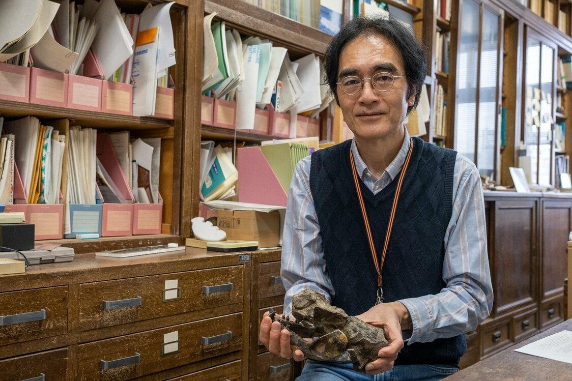 2020年に岐阜県瑞浪市で発見された、1800万年前のアシカ類の最初期の化石・ミズナミムカシアシカ（仮）のレプリカを手にする甲能直樹博士　©Michiko HAYASHI
